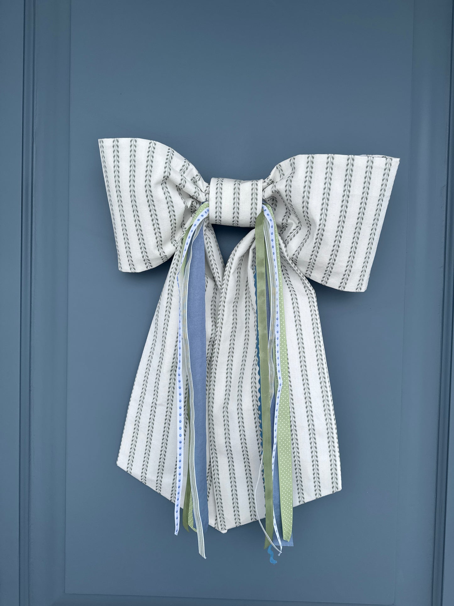 The Kelly Bow by Lauren Oviatt