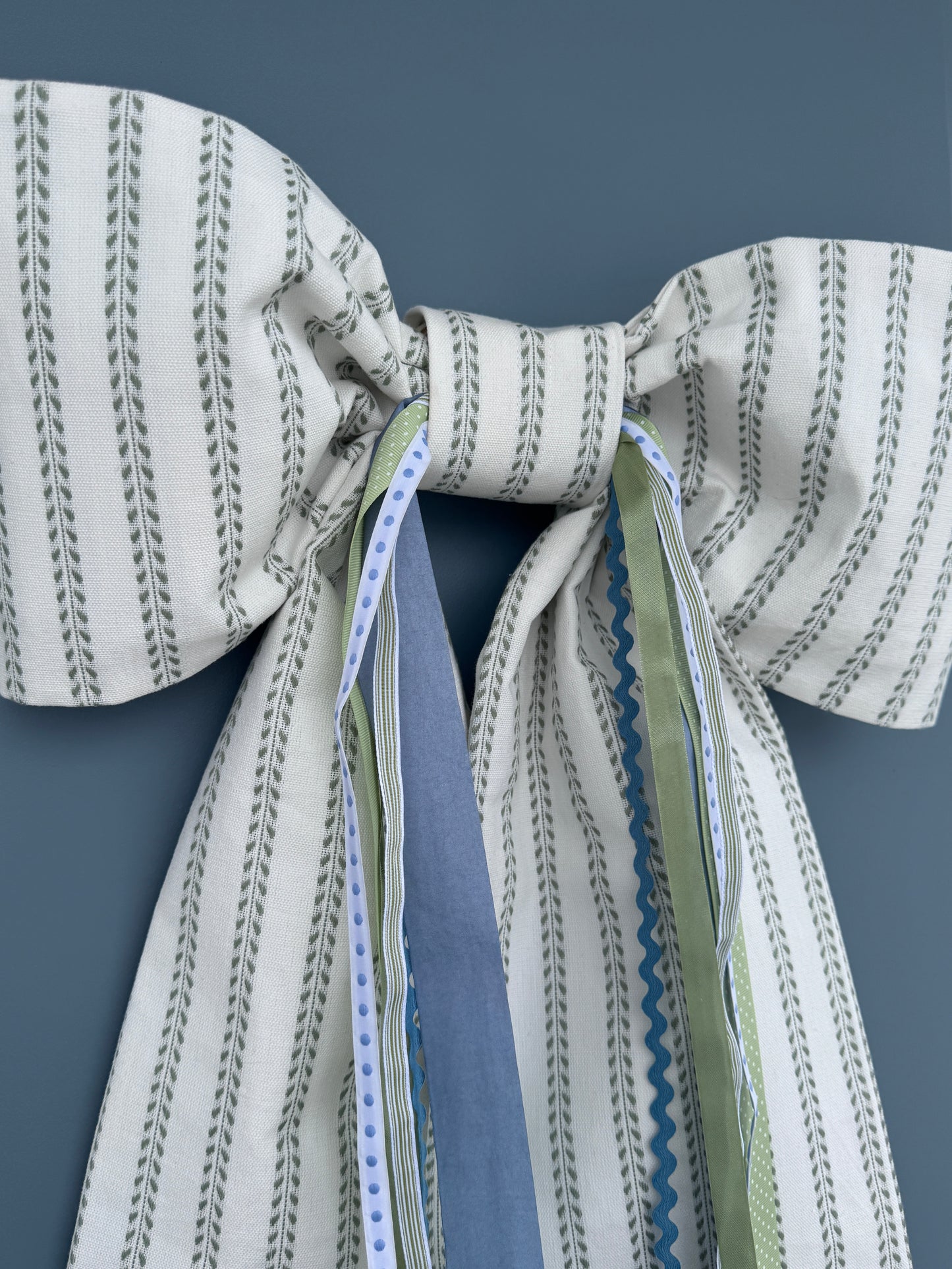 The Kelly Bow by Lauren Oviatt
